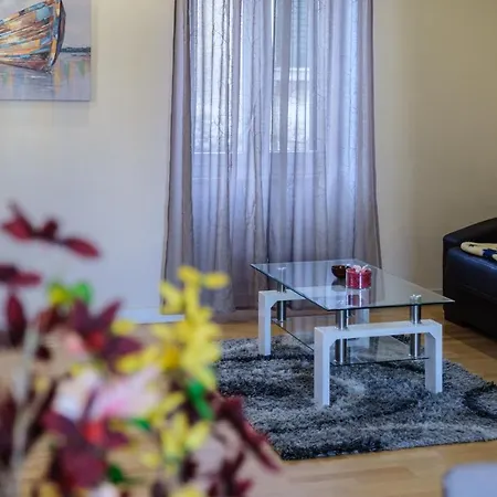 Old Town Apartment *